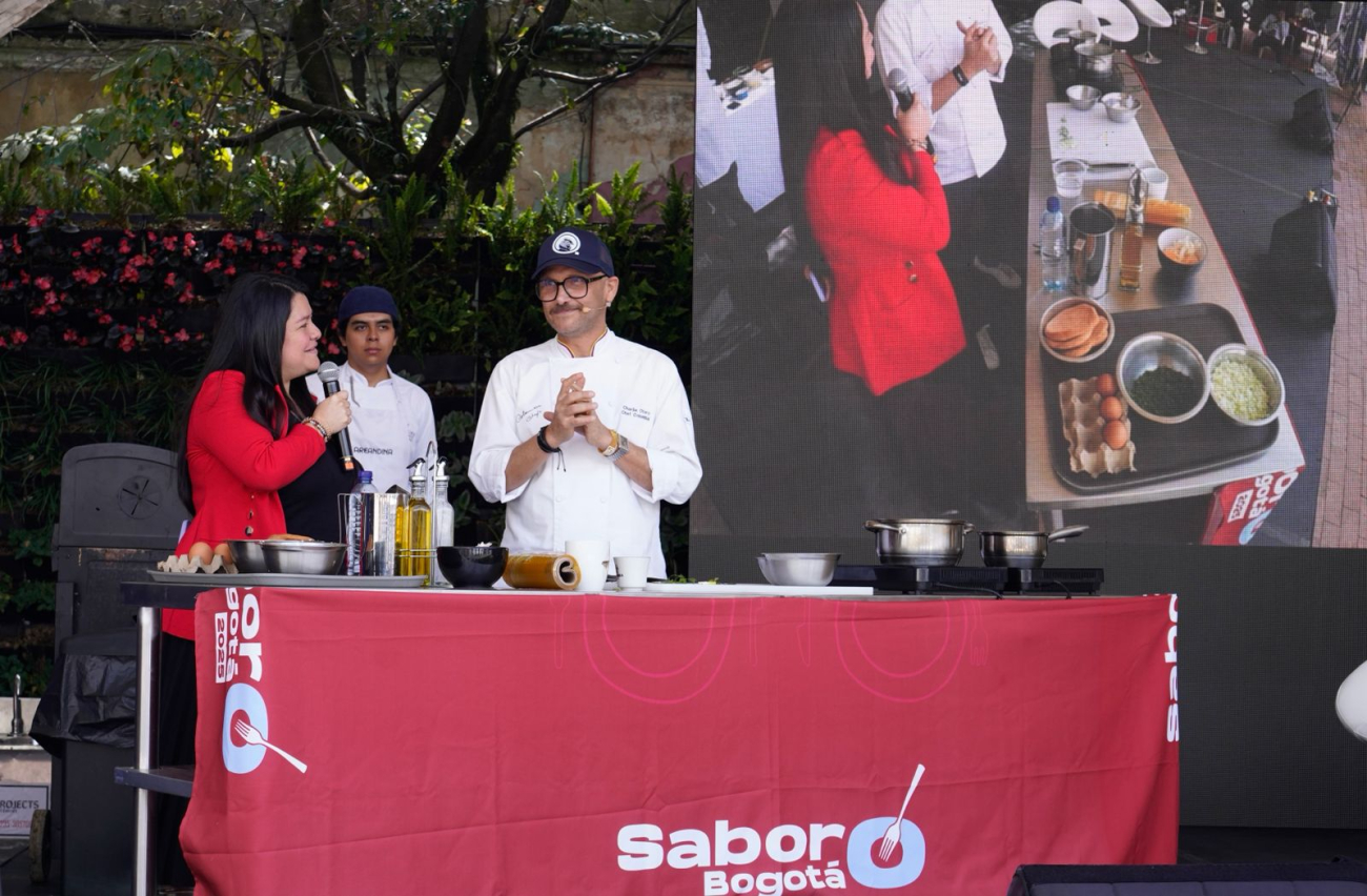 foto sabor bogota, cocineros al fondo