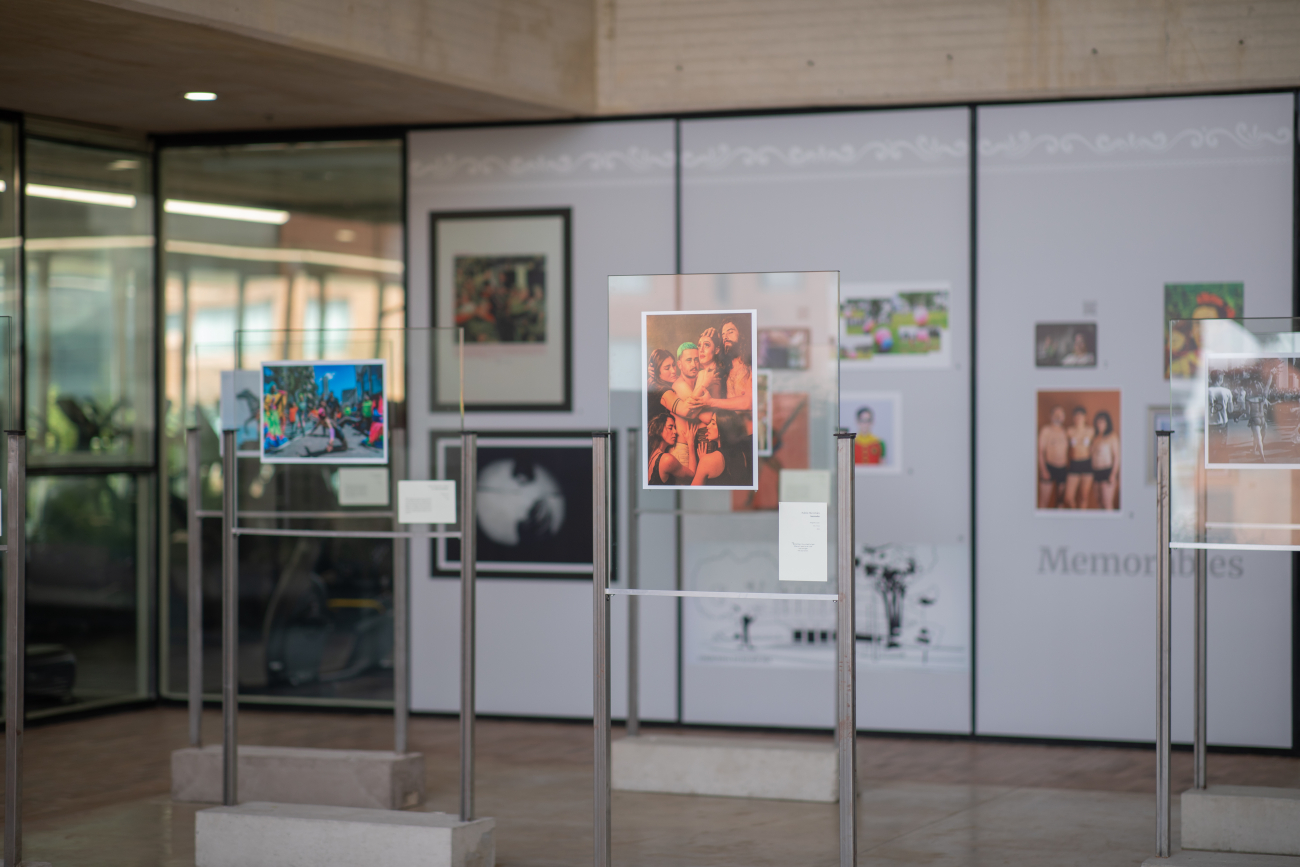 Fotografía de una exposición en el Centro Felicidad Chapinero