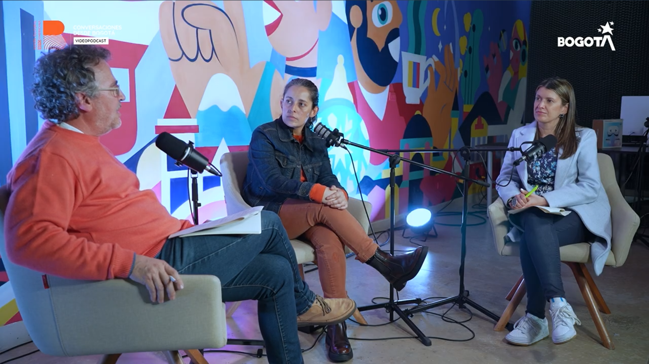 personas haciendo una entrevista