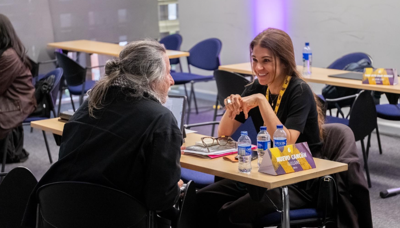 personas conversando en taller