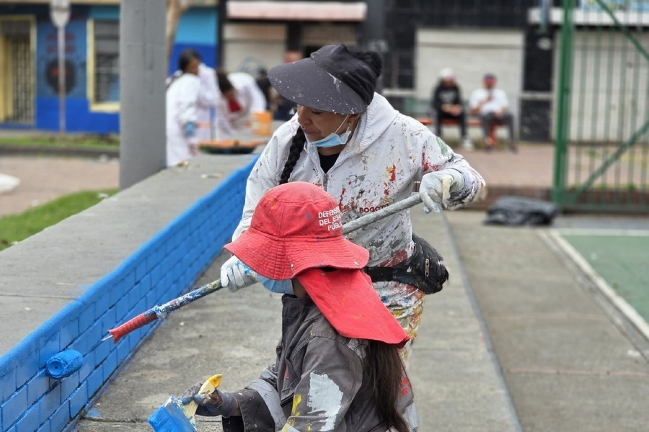 personas pintando en espacio público