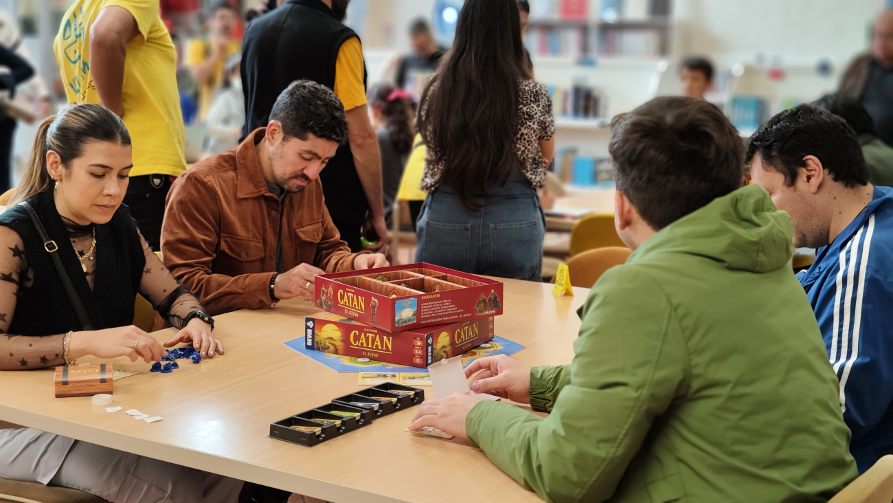personas en biblioteca