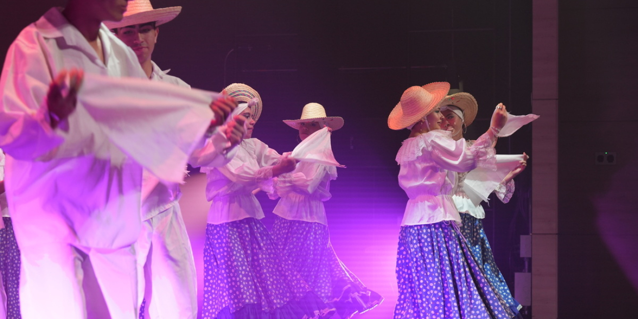 Niños y niñas disfrutando de actividades culturales en Bogotá