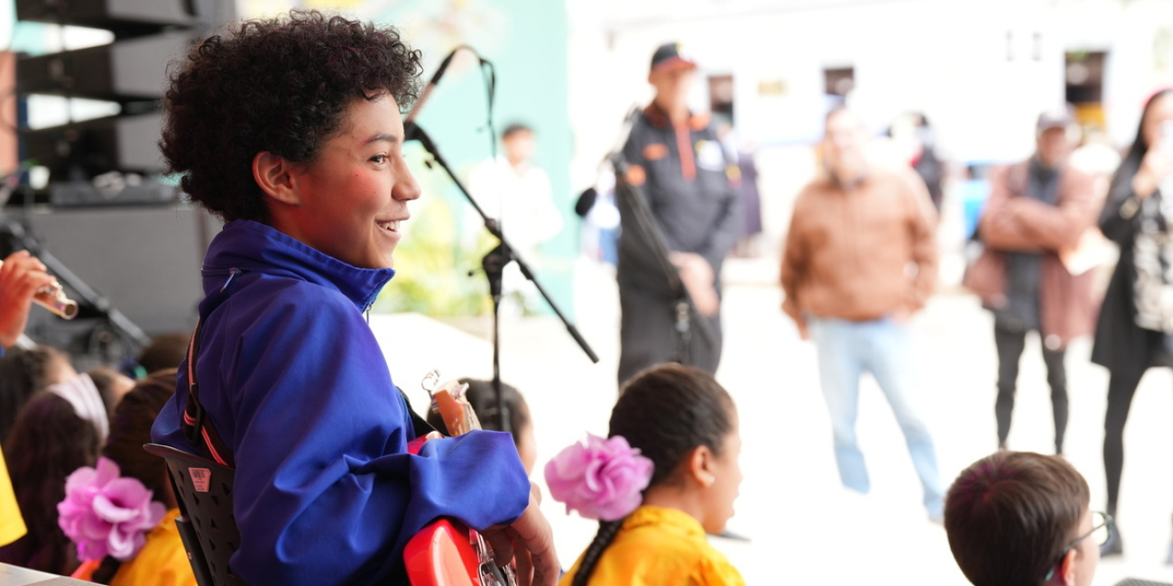 Niño interpretando instrumento musical