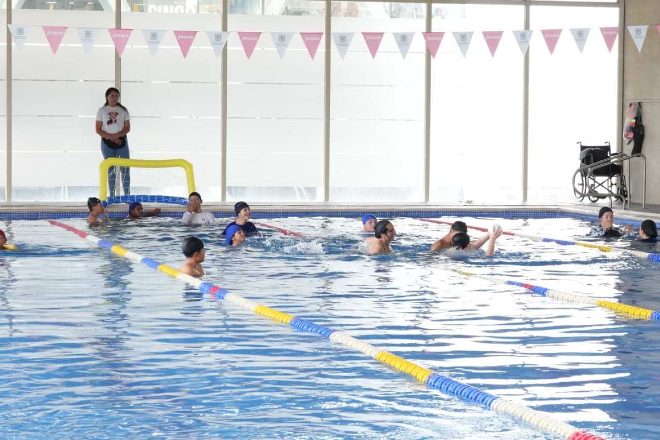 Fotografía de personas en la psicina semiolímpica del Centro Felicidad Chapinero
