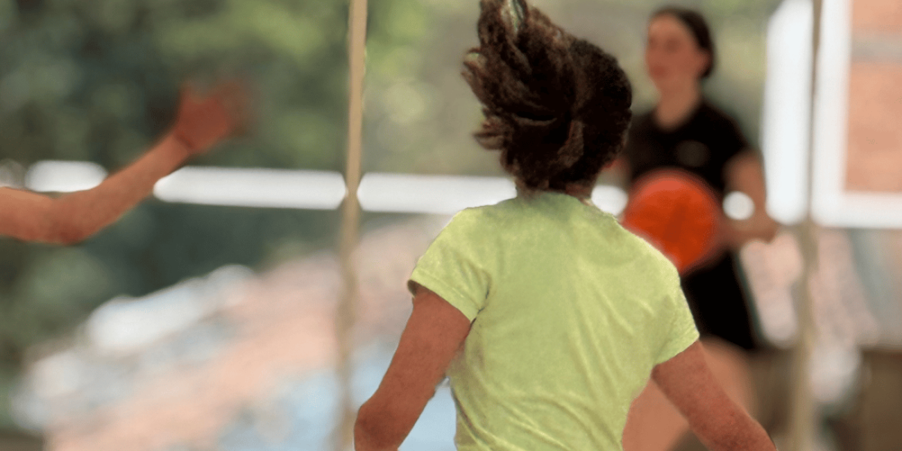 Fotografía de personas jugando baloncesto