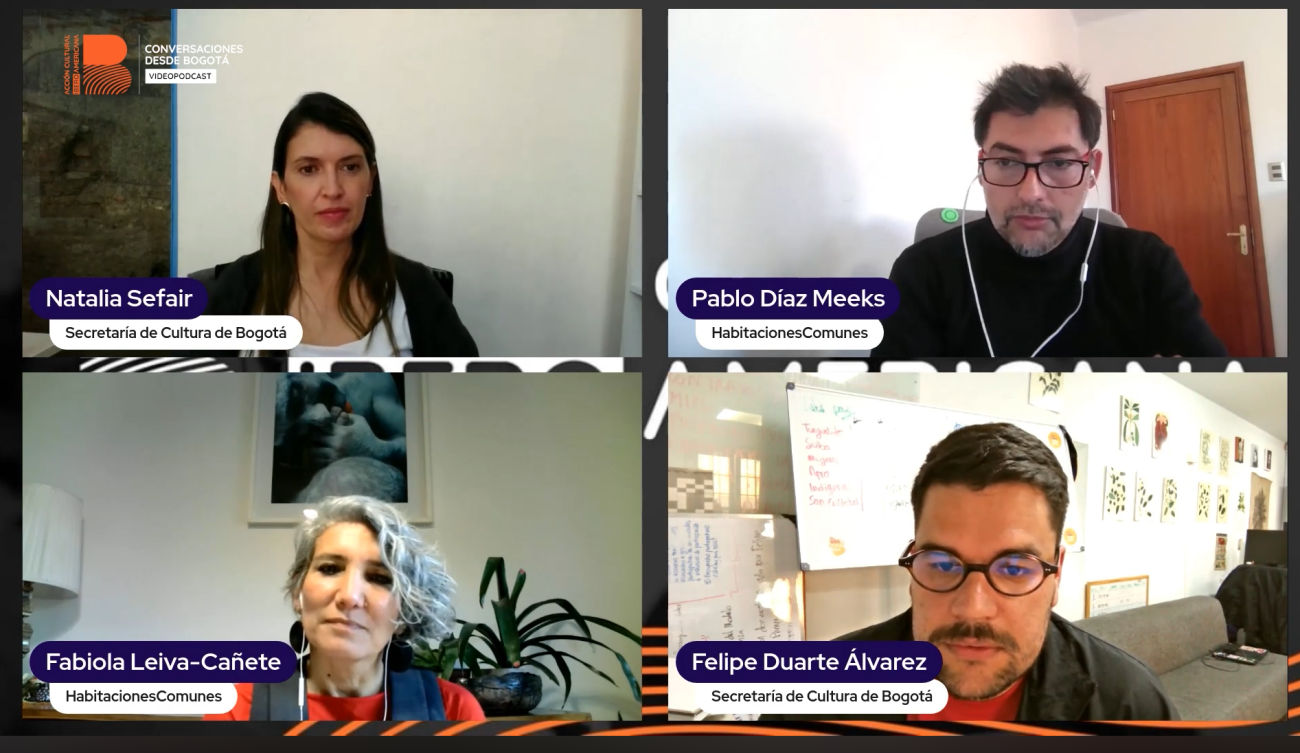 personas reunidas en videopodcast