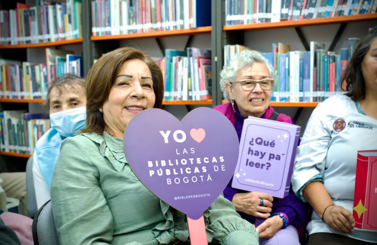 adultas en biblioteca