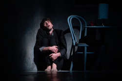 Actriz en obra de teatro