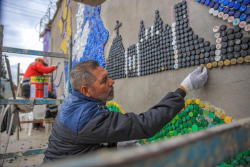 Adulto pintando Mural en Usme