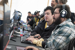 Gente convergente - Personas en computadores