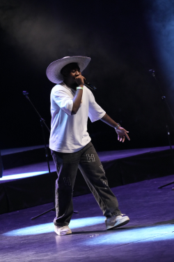 hombre afro cantando