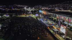 plano general del parque El Tunal  con escenario lleno - evento de navidad