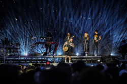 Escenario musical con público