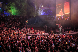 Escenario musical con público