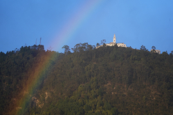 Monserrate con arco iris