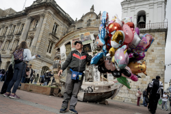 personas con obra de arte