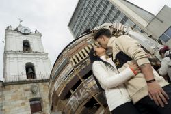 personas besándose en el espacio público