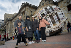 personas con obra de arte