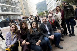 funcionarios públicos con obra de arte