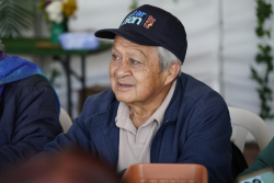 personas mayores departiendo juntas