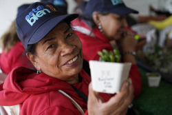 personas mayores departiendo juntas