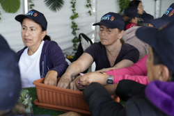 personas mayores departiendo juntas