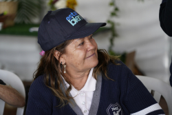 personas mayores departiendo juntas