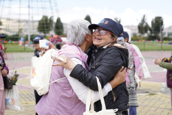 personas mayores departiendo juntas