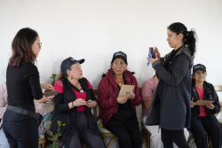 personas mayores departiendo juntas