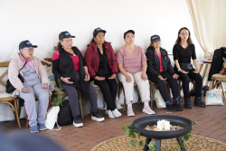 personas mayores departiendo juntas
