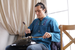 personas mayores departiendo juntas