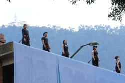 artistas en performance en espacio público