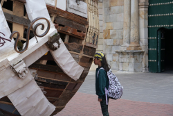 niña con obra de arte