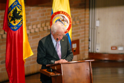 persona mayor en acto protocolario