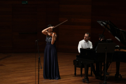 Música interpretando el violín en un teatro
