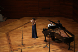 Música interpretando el violín en un teatro