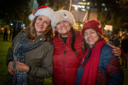 familia disfrutando de cuadras navideñas