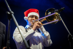 musico con gorro navideño
