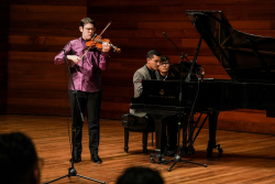 Músico interpretando el violín en un teatro