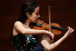 Música interpretando el violín en un teatro