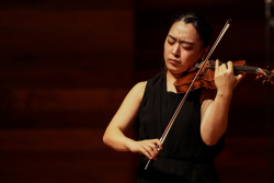 Música interpretando el violín en un teatro