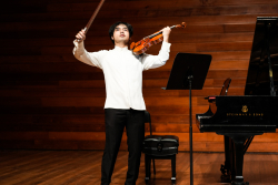 Músico interpretando el violín en un teatro