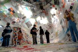 personas con oba de arte de fondo