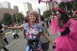 artistas en desfile navideño