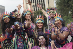 artistas en desfile navideño