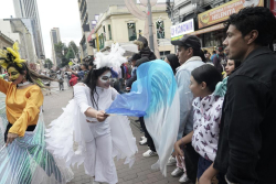 artistas en desfile navideño
