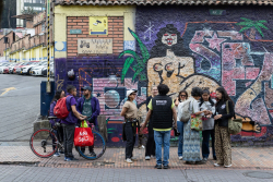 personas en el espacio público