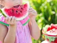 Niña comiendo sandía (Foto: Pixabay)