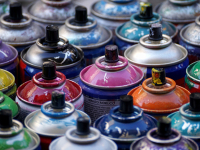 Varias latas de aerosoles